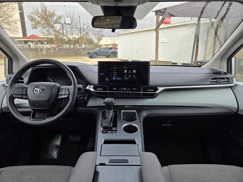 Used 2025 Toyota Sienna LE image 24