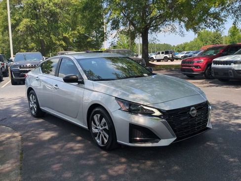 Used 2024 Nissan Altima 2.5 S FWD image 7