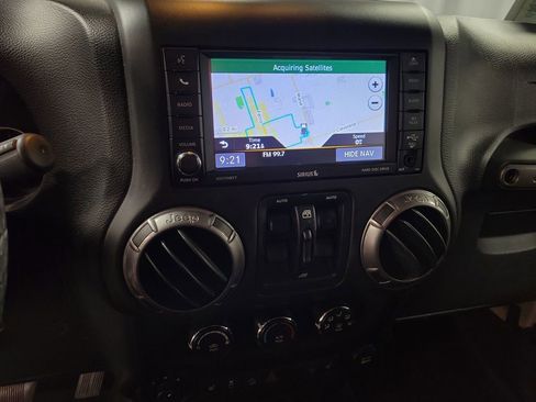 Used 2018 Jeep Wrangler Unlimited Sahara AWD/4WD image 15