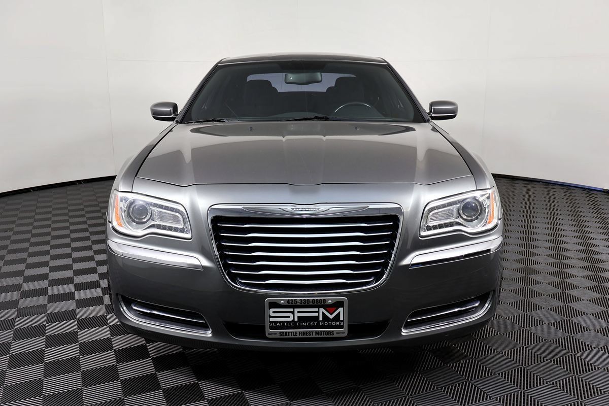 Used 2012 Chrysler 300 RWD image 4