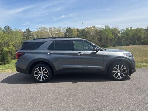 Used 2025 Ford Explorer ST-Line AWD/4WD image 2