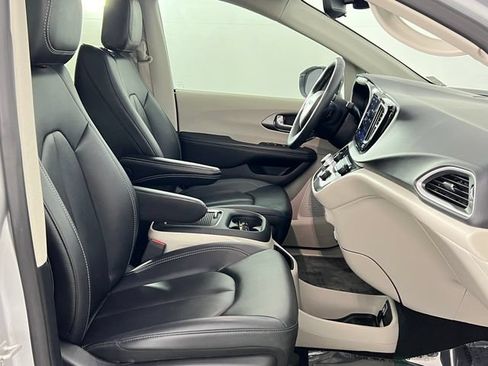 Used 2024 Chrysler Pacifica Touring-L FWD image 19