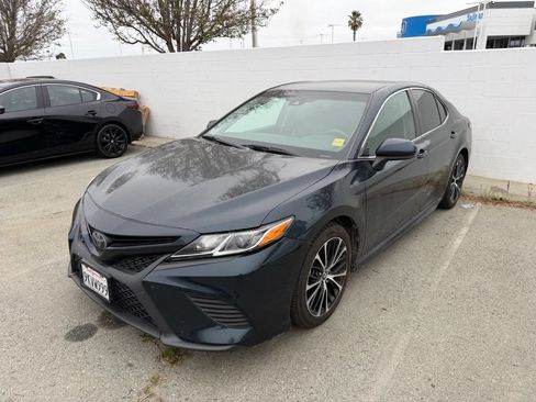 Used 2018 Toyota Camry SE w/ Accessory Appearance Package FWD image 1