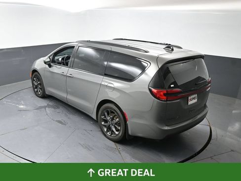 Used 2023 Chrysler Pacifica Touring-L w/ Uconnect Theater Family Group AWD/4WD image 23