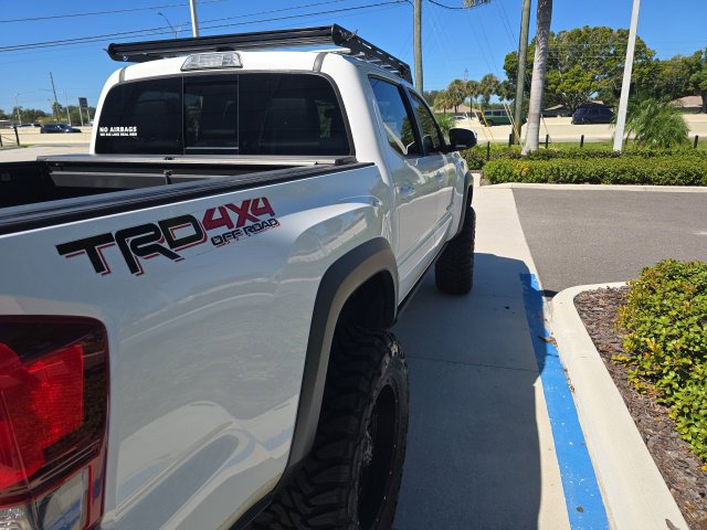 Used 2018 Toyota Tacoma TRD Off-Road w/ TRD Premium Off Road Package AWD/4WD image 5