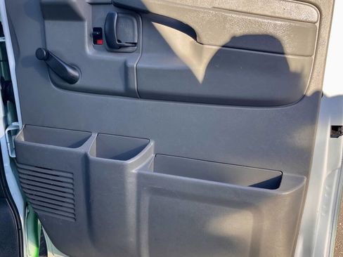 Used 2010 Chevrolet Express 2500 w/ Chrome Appearance Package image 19