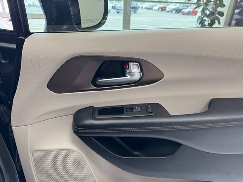 Used 2018 Chrysler Pacifica Touring-L FWD image 15