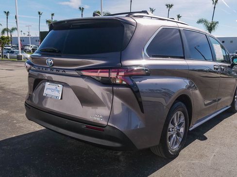 Used 2022 Toyota Sienna XLE image 9