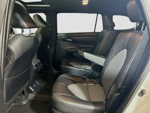 Used 2022 Toyota Highlander XSE FWD image 22