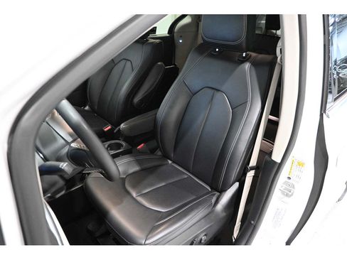 Used 2024 Chrysler Pacifica Touring-L FWD image 14