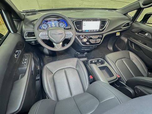 New 2026 Chrysler Pacifica Select image 9