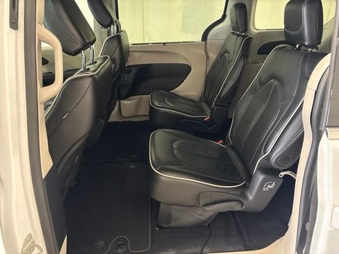 Used 2024 Chrysler Pacifica Limited FWD image 29