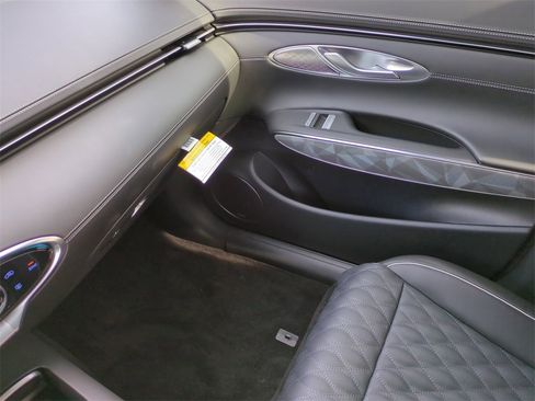 Used 2025 Genesis GV70 3.5T Sport w/ Sport Advanced Package image 17