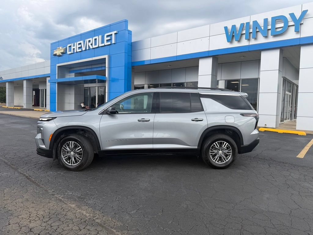Used 2025 Chevrolet Traverse LT FWD image 2