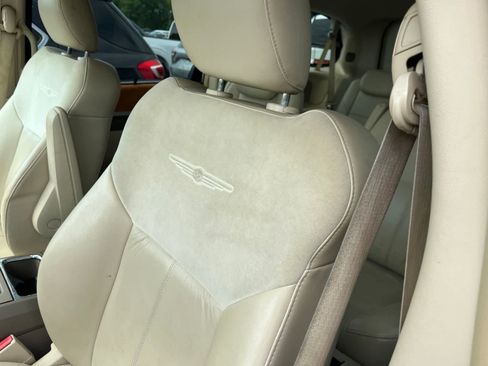 Used 2010 Chrysler Town & Country Limited w/ Entertainment Group #3 FWD image 23