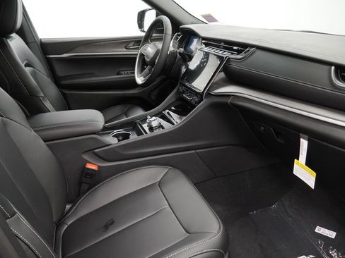 Used 2025 Jeep Grand Cherokee Limited AWD/4WD image 35