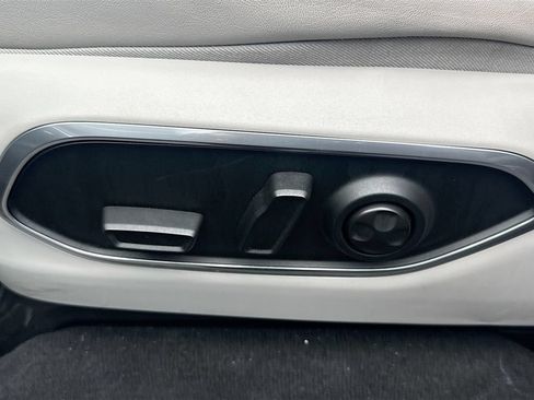 Used 2023 Jeep Wagoneer Series III w/ Preferred Equipment Group AWD/4WD image 15