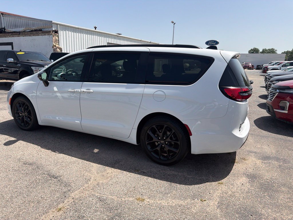 Used 2025 Chrysler Pacifica Limited FWD image 4