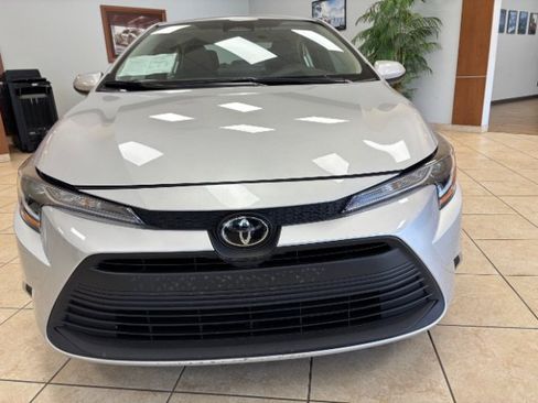Used 2025 Toyota Corolla LE FWD image 2