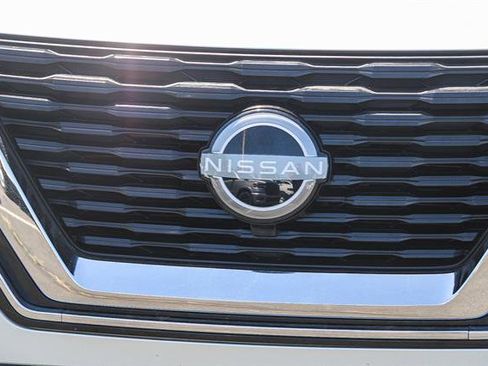 Used 2023 Nissan Rogue SV image 7