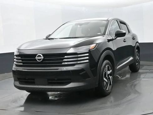 Used 2025 Nissan Kicks SV FWD image 1