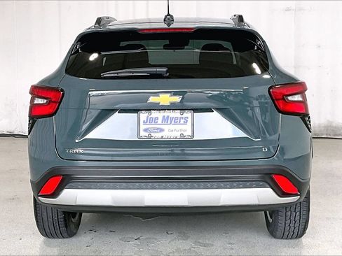 Used 2025 Chevrolet Trax LT FWD image 3