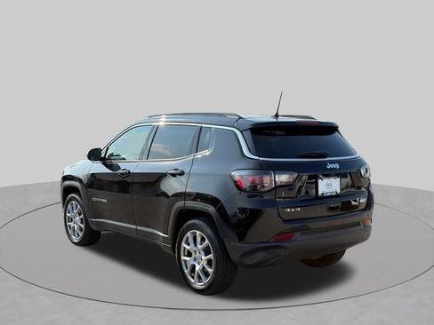 Used 2022 Jeep Compass Latitude w/ Sun and Sound Group AWD/4WD image 8