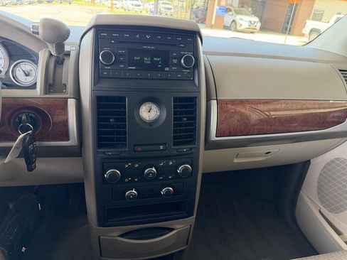 Used 2008 Chrysler Town & Country Touring FWD image 14