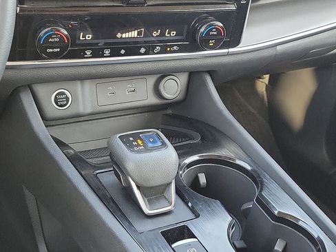 Used 2022 Nissan Rogue SV FWD image 17