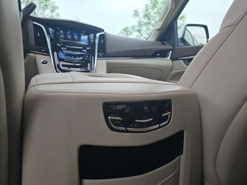 Used 2017 Cadillac Escalade Luxury AWD/4WD image 27