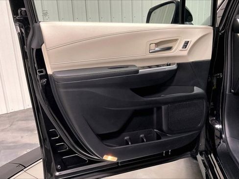 Used 2025 Toyota Sienna Limited AWD/4WD image 23
