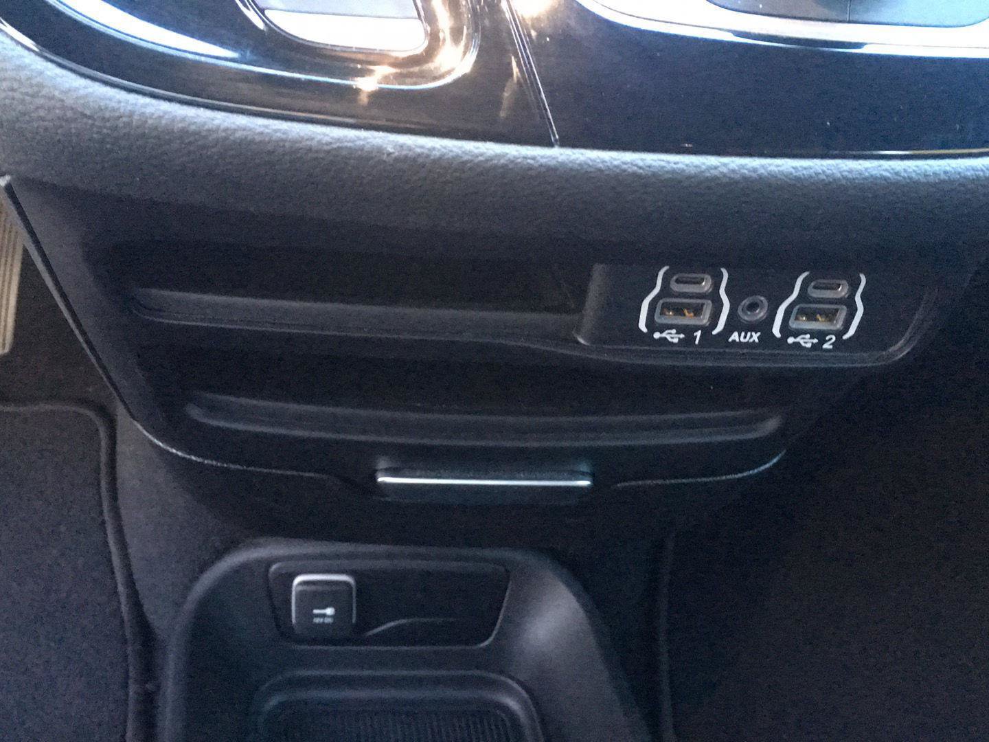 Used 2023 Chrysler Pacifica Touring FWD image 21