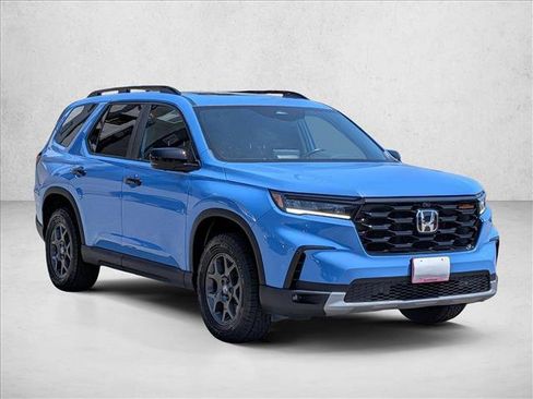 Used 2025 Honda Pilot TrailSport image 3