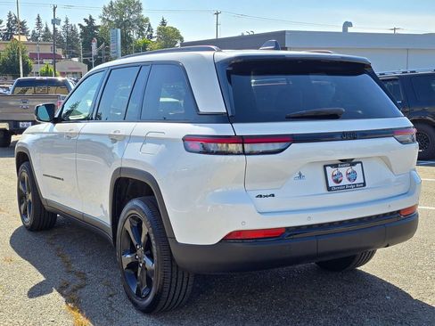 Used 2023 Jeep Grand Cherokee Altitude AWD/4WD image 6