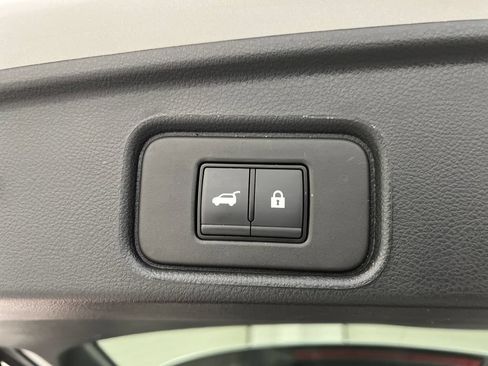 Used 2025 Nissan Pathfinder SL FWD image 45