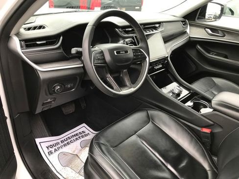 Used 2023 Jeep Grand Cherokee Limited image 3