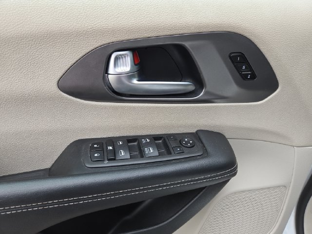 Used 2024 Chrysler Pacifica Touring-L FWD image 18