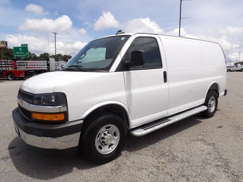 Used 2025 Chevrolet Express 2500 w/ Driver Convenience Package RWD image 3