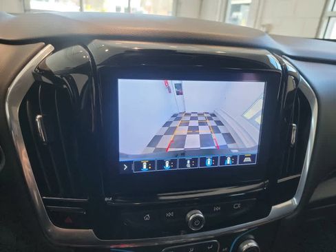 Used 2021 Chevrolet Traverse LT w/ LT Premium Package image 17