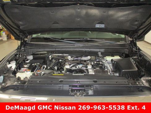 Used 2017 Nissan Titan SV image 11