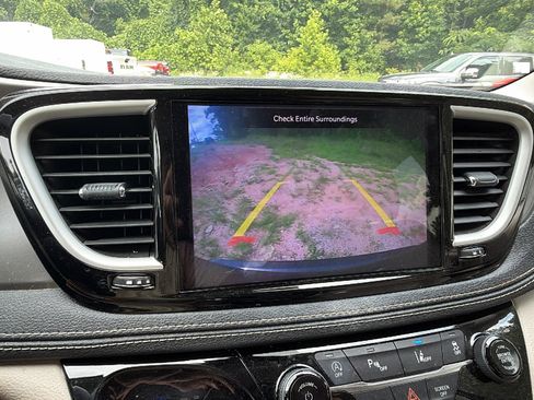 Used 2021 Chrysler Pacifica Touring-L FWD image 28