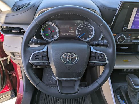 Certified 2023 Toyota Highlander XLE image 9
