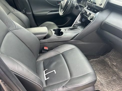 Used 2022 Toyota Venza LE AWD/4WD image 9