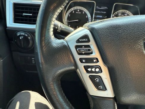 Used 2018 Nissan Titan SV w/ SV Convenience Package image 27