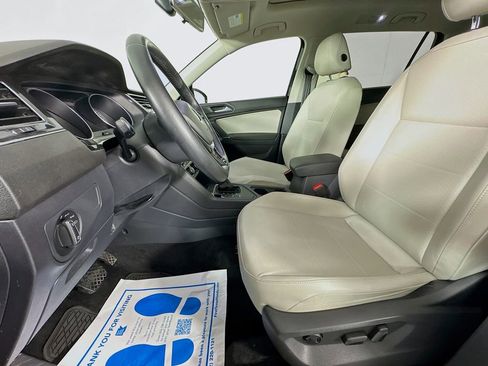 Used 2018 Volkswagen Tiguan SE w/ Panoramic Sunroof Package image 26