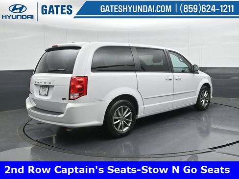 Used 2016 Dodge Grand Caravan SE image 2