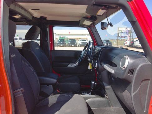 Used 2017 Jeep Wrangler Unlimited Sahara AWD/4WD image 25