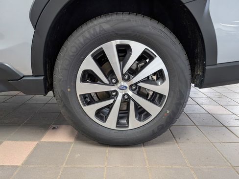 Used 2025 Subaru Outback Premium image 31