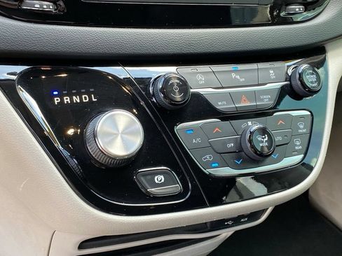 Used 2019 Chrysler Pacifica Touring-L FWD image 19
