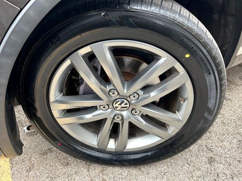 Used 2015 Volkswagen Touareg TDI image 35